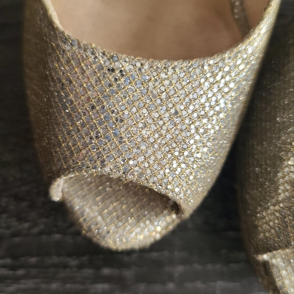 Michael Kors Woman’s Metallic York Glitter Platform peep-toe pump. - Picture 4 of 6